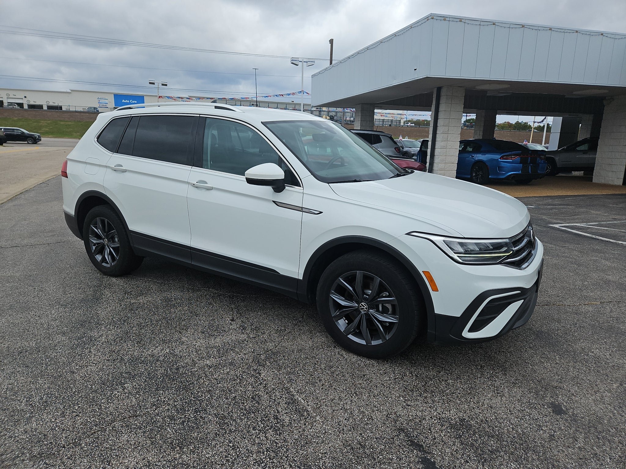 Used 2022 Volkswagen Tiguan SE AWD/4WD image 3