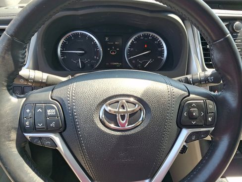 Used 2017 Toyota Highlander XLE w/ Carpet Mat Package AWD/4WD image 22