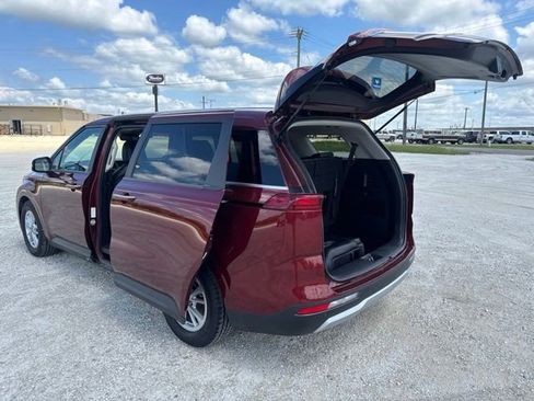 Used 2023 Kia Carnival LX FWD image 3