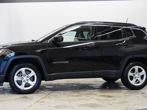 Used 2023 Jeep Compass Latitude image 2
