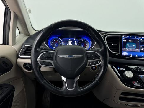 Used 2021 Chrysler Pacifica Touring-L FWD image 3