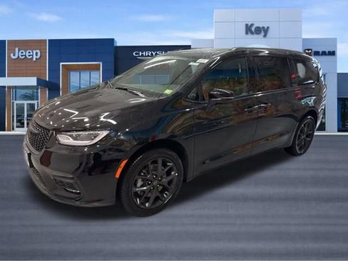 New 2026 Chrysler Pacifica Select w/ S Appearance Package image 2