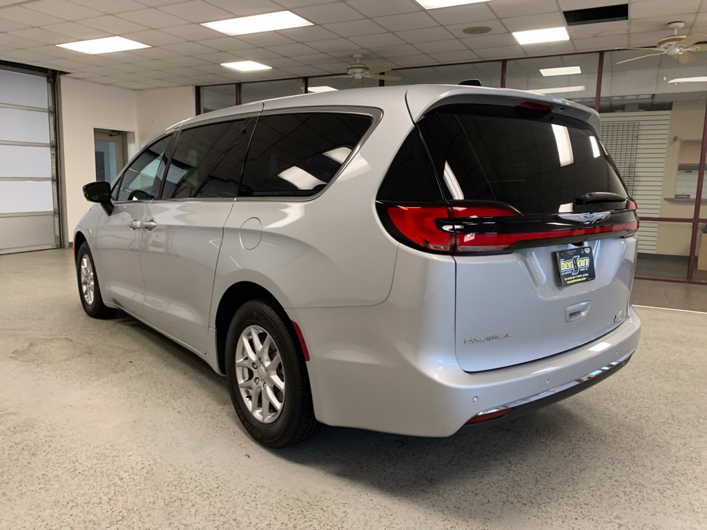 Used 2026 Chrysler Pacifica Select FWD image 4