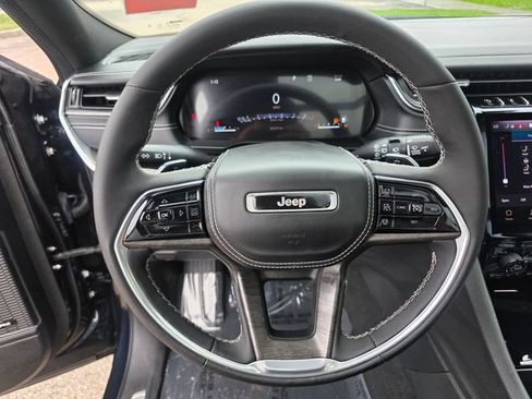 Used 2023 Jeep Grand Cherokee Overland w/ Luxury Tech Group IV AWD/4WD image 27