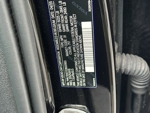 Certified 2025 Volvo XC40 B5 Plus AWD/4WD image 34