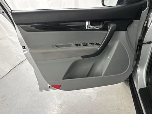 Used 2013 Kia Sorento LX image 19