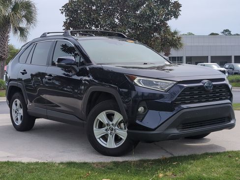Used 2020 Toyota RAV4 XLE w/ Convenience Package image 2