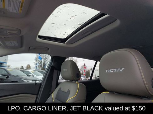 Used 2024 Chevrolet Trax ACTIV w/ Sunroof Package image 6