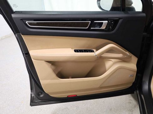 Used 2019 Porsche Cayenne image 16