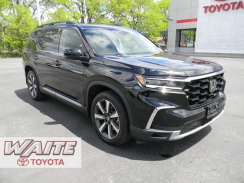 Used 2023 Honda Pilot Touring image 1
