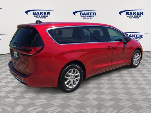 Used 2024 Chrysler Pacifica Touring-L FWD image 3