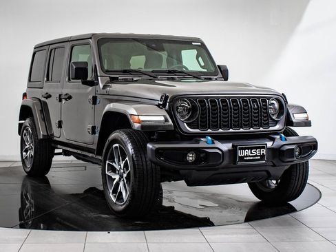 Used 2024 Jeep Wrangler Unlimited image 12