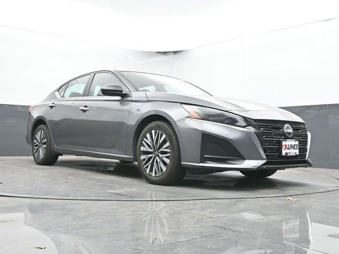 Used 2024 Nissan Altima 2.5 SV AWD/4WD image 25
