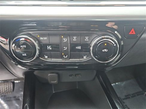 Used 2025 Chevrolet Trax LT w/ LT Convenience Package image 17