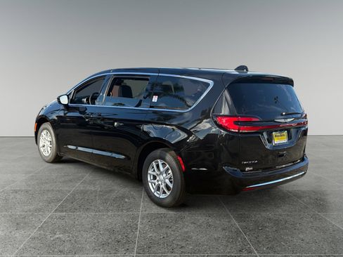 New 2026 Chrysler Pacifica Select image 3