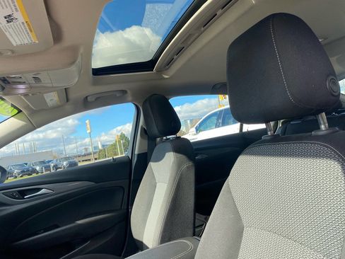 Used 2018 Buick Regal Preferred image 15