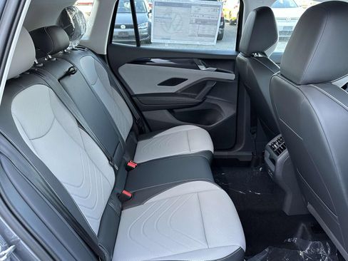 New 2025 Volkswagen Tiguan SE image 15