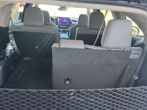 Used 2025 Toyota Highlander Platinum image 18