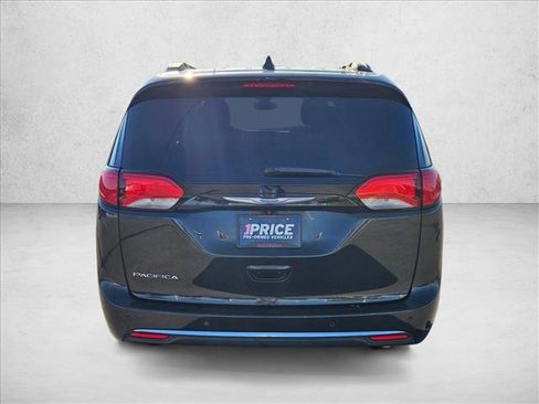 Used 2017 Chrysler Pacifica Touring-L image 7