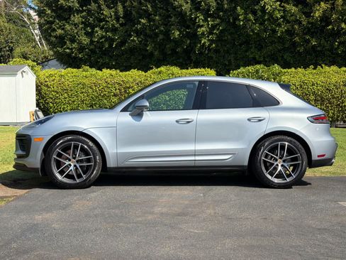Certified 2025 Porsche Macan AWD/4WD image 2