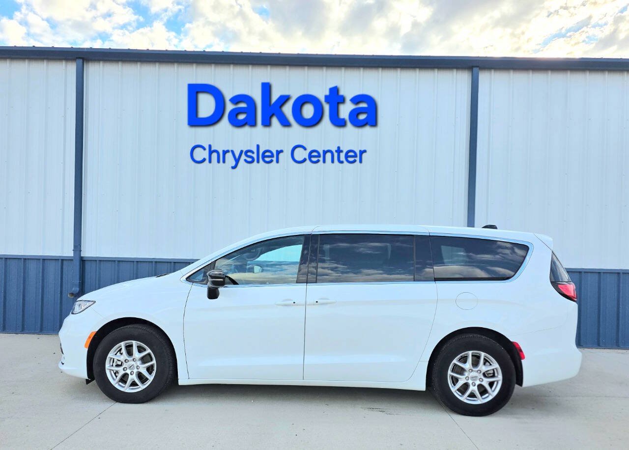 Used 2025 Chrysler Pacifica Select FWD image 1