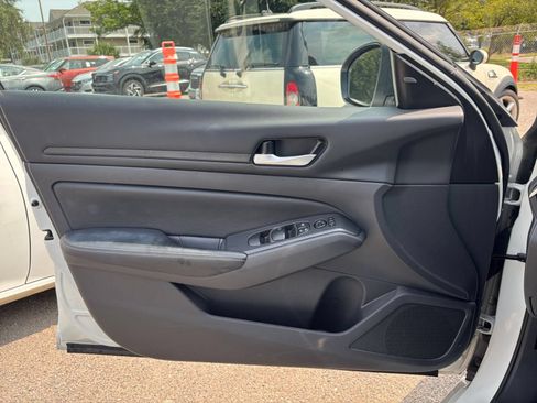 Used 2025 Nissan Altima 2.5 SV FWD image 18