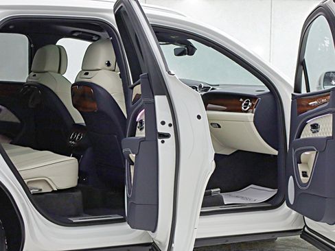 Certified 2022 Bentley Bentayga image 15