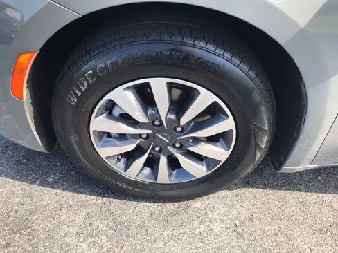 Used 2023 Chrysler Pacifica Touring-L FWD image 43