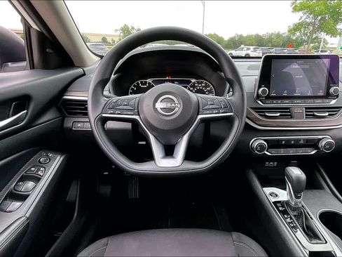 Used 2025 Nissan Altima 2.5 SV FWD image 6