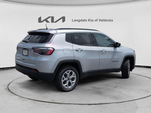 Used 2025 Jeep Compass Latitude AWD/4WD image 4
