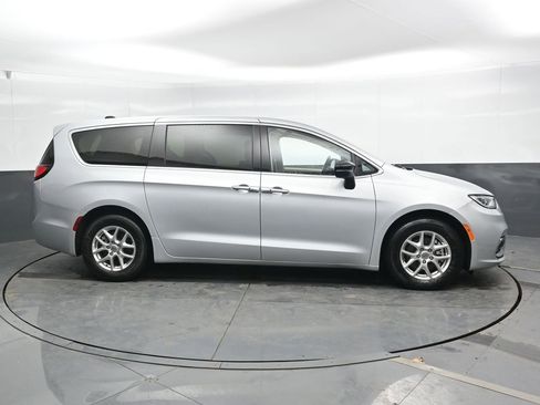 Used 2024 Chrysler Pacifica Touring-L FWD image 5