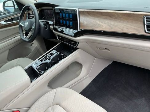 Certified 2025 Volkswagen Atlas SE w/ Panoramic Sunroof Package FWD image 23