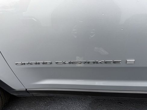 Used 2023 Jeep Grand Cherokee Limited w/ Luxury Tech Group II image 10