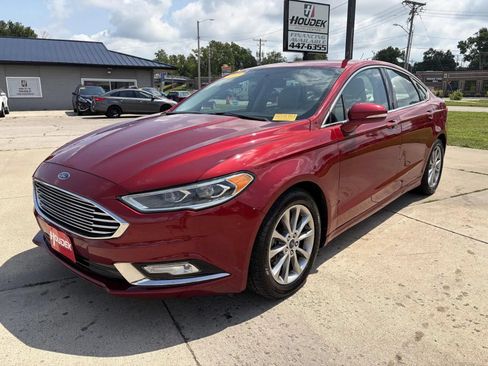 Used 2017 Ford Fusion SE w/ Fusion SE Technology Package FWD image 3