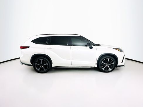 Used 2021 Toyota Highlander XSE FWD image 10