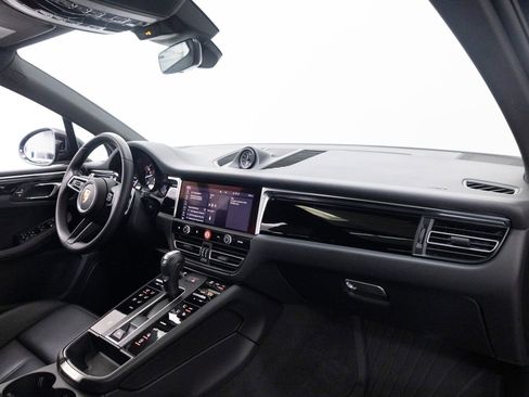 Certified 2025 Porsche Macan AWD/4WD image 37
