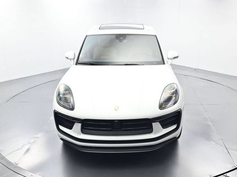 Certified 2025 Porsche Macan AWD/4WD image 42