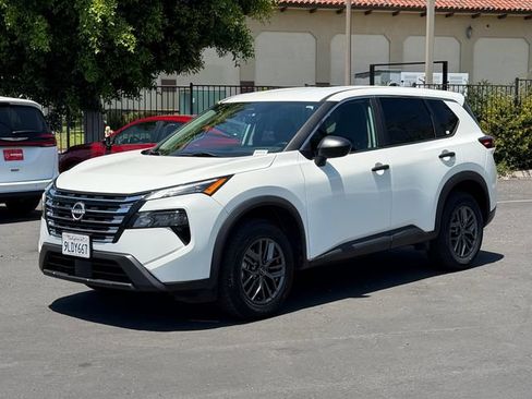 Used 2024 Nissan Rogue S FWD image 3