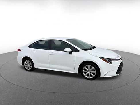 Used 2025 Toyota Corolla LE image 2