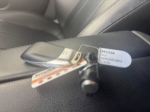 Used 2021 Mercedes-Benz GLB 250 4MATIC image 3