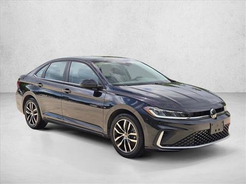 Used 2025 Volkswagen Jetta SE FWD image 3