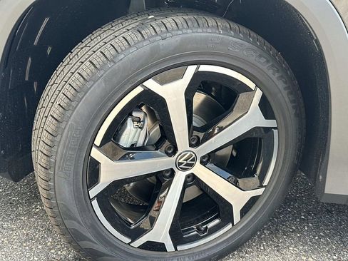 New 2025 Volkswagen Tiguan SE image 11