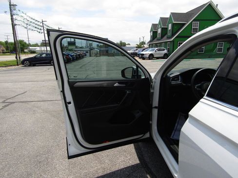 Used 2022 Volkswagen Tiguan SE AWD/4WD image 11