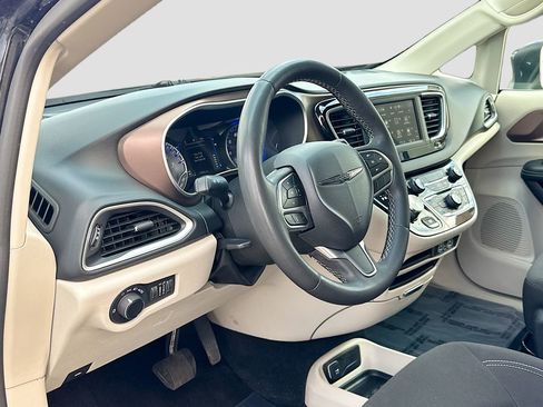 Used 2023 Chrysler Voyager LX image 23