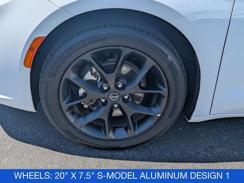 Used 2025 Chrysler Pacifica Limited FWD image 10