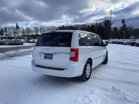 Used 2014 Chrysler Town & Country Touring image 13