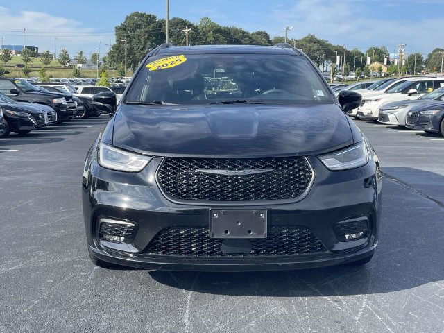 Used 2025 Chrysler Pacifica Limited FWD image 2