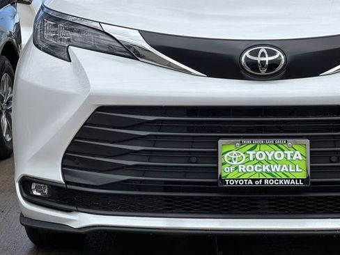 New 2026 Toyota Sienna XLE FWD image 8