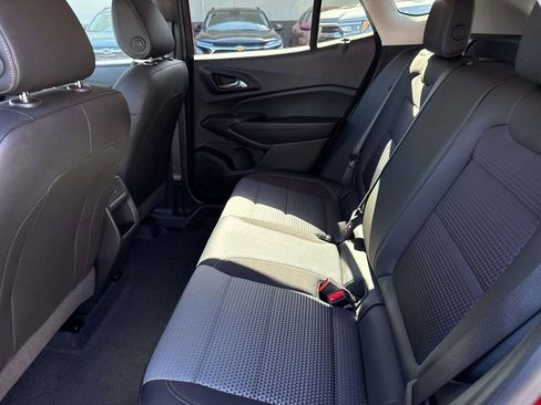 Used 2025 Chevrolet Trax LT w/ LT Convenience Package FWD image 11