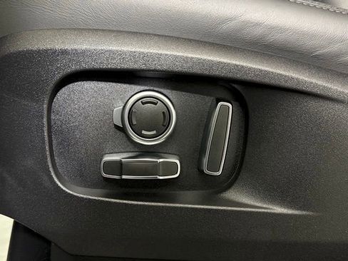 New 2026 Land Rover Defender 130 X-Dynamic SE image 26